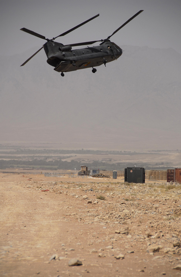 CH-47 Chinook helicopter image